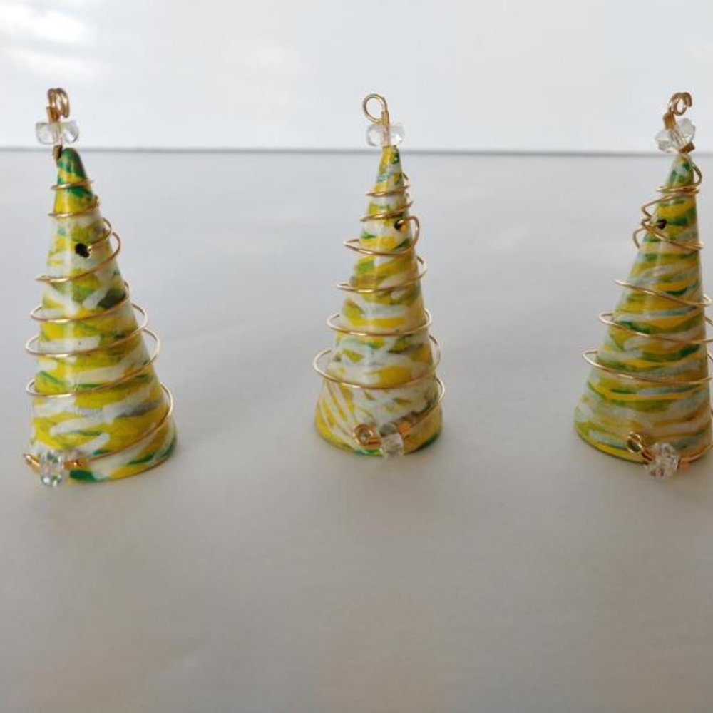 Hand Crafted Single Yellow Christmas Tree Ornament With Beads & Gold Tone Wire - Picture 12 of 16